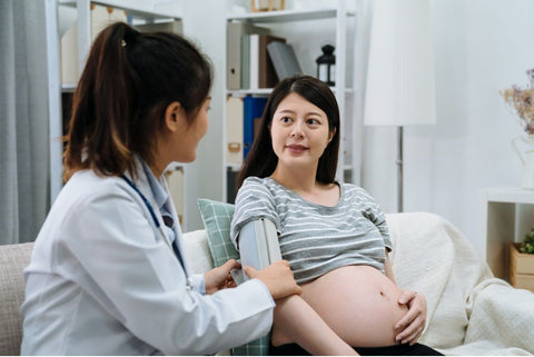 pregnant women speaking to doctor